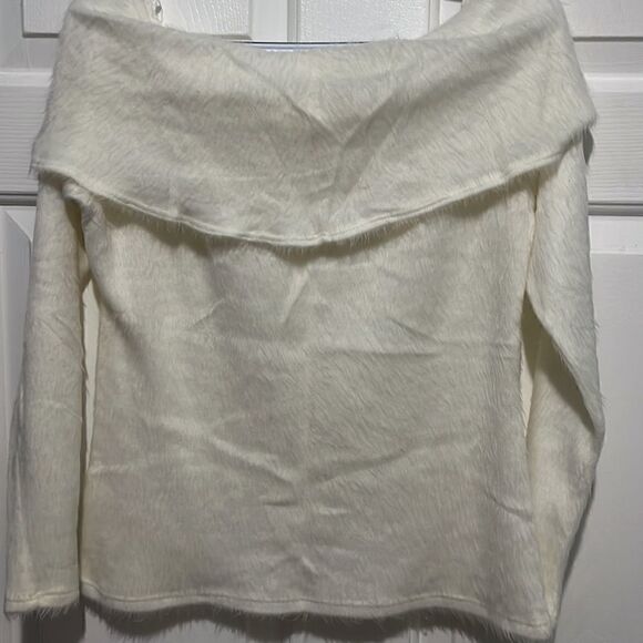 Off shoulder sweater   - Picture 3 of 6